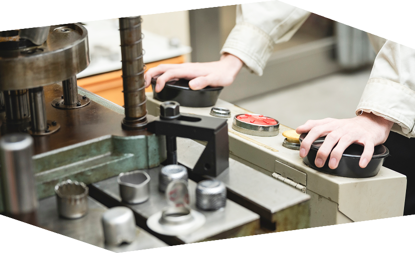 学生が実習機器を操作している様子